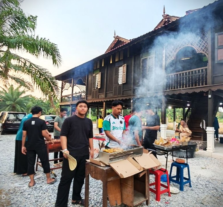 Rumah tradisional menjelang senja