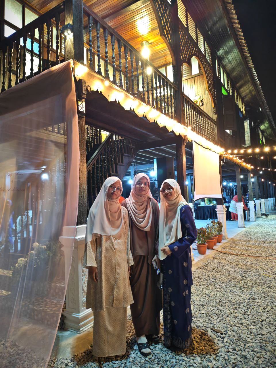 Cahaya lampu kekuningan pada waktu malam