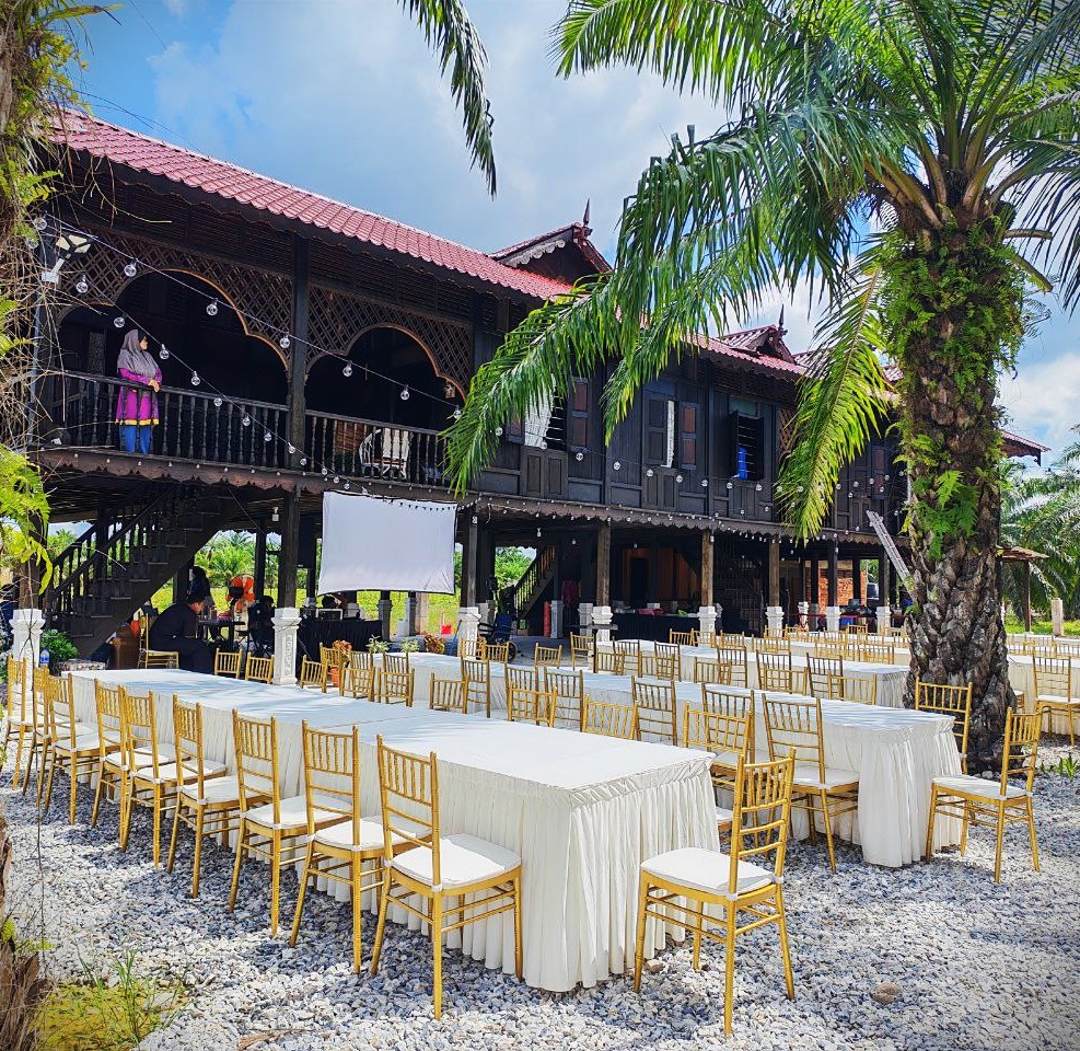 Pokok-pokok tinggi mengelilingi kawasan rumah