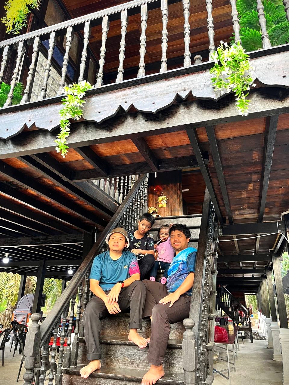 Ruang tamu berlantaikan papan
